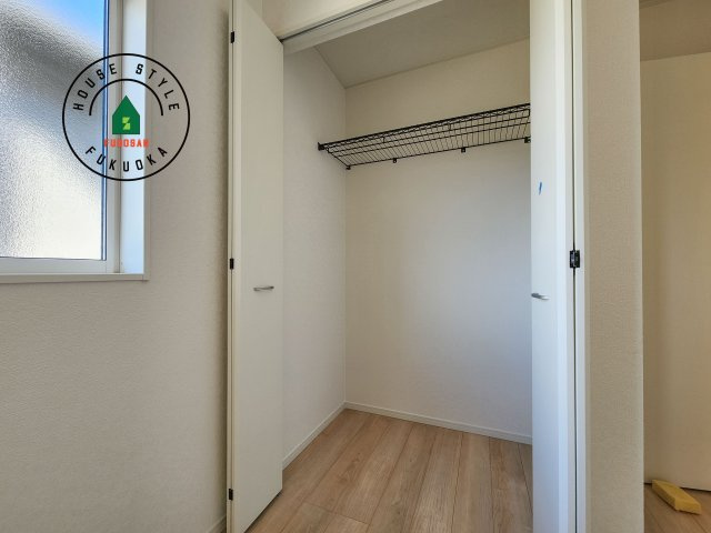 小郡市寺福童第12-2棟（2号棟）の収納|壁面クローゼットのメリットは、衣類が横一列に並ぶためひと目で洋服が選びやすいこと。衣類をたくさんお持ちの方も、限られたスペース内に無理なく収納することができます。