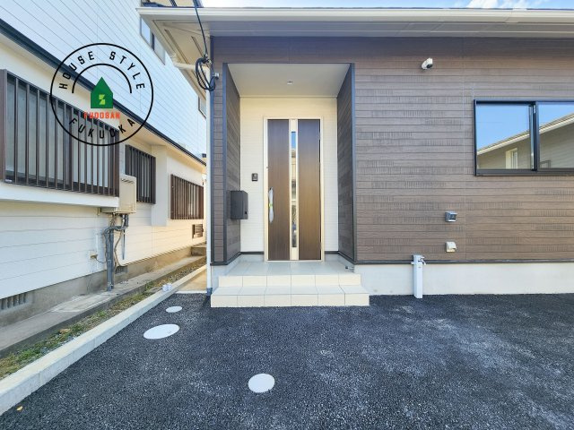 小郡市寺福童第12-2棟（2号棟）の玄関|地盤調査済 / 玄関へ向かうまでのアプローチに漂う上質が期待感をもたせます。玄関は建物の顔。落着きを醸し出した自己主張が心に訴えてきます。