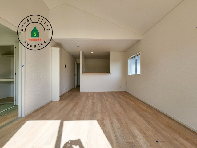 小郡市寺福童第12-2棟（2号棟）の居間・リビング|多くの時間を過すことになるリビングだからこそ、いつも穏やかな空間・解放感が味わえ毎日が充実します。