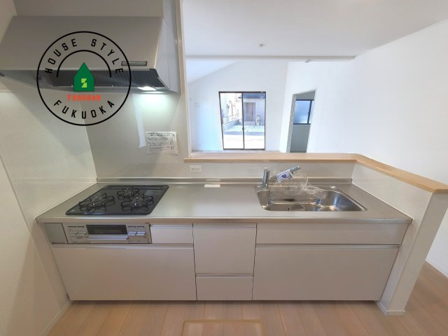 小郡市寺福童第12-2棟（2号棟）のキッチン|忙しい朝でも家族揃って食事をしたいゆとりあるダイニングスペース。