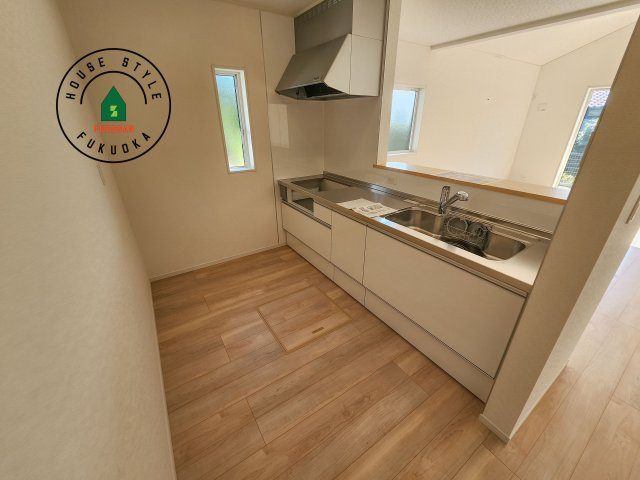 小郡市寺福童第12-2棟（2号棟）のキッチン|カウンターキッチンなら、リビングで遊ぶ子供の様子を見ながら料理ができるので安心です。料理を運んでもらったり、子供にお手伝いしてもらいやすいのもいいですね。