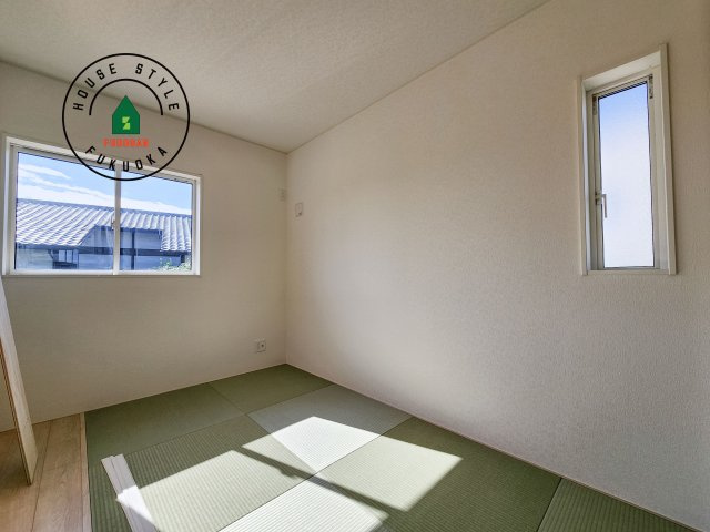 小郡市寺福童第12-2棟（2号棟）の和室|和室を上手に活用すると暮らし方の幅が広がります。例えば普段は開け放して、子供の小さいうちはお昼寝や遊びのスペースに。畳はソフトなので転んでもケガをしにくく安心です