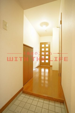 Active Umemitsu【キャッシュバック対象物件】の玄関|明るい玄関です