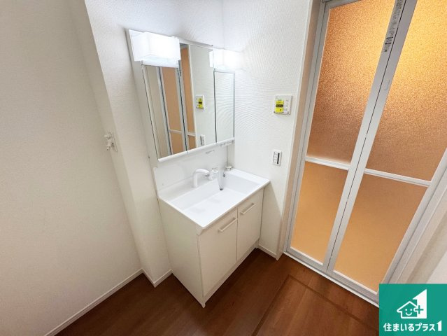 藤井寺市沢田　第1期　新築一戸建ての独立洗面台|清潔感のある洗面台です。フラットな鏡は掃除がしやすく毎日清潔！鏡裏には収納があるのでスッキリとした洗面台が保てます。