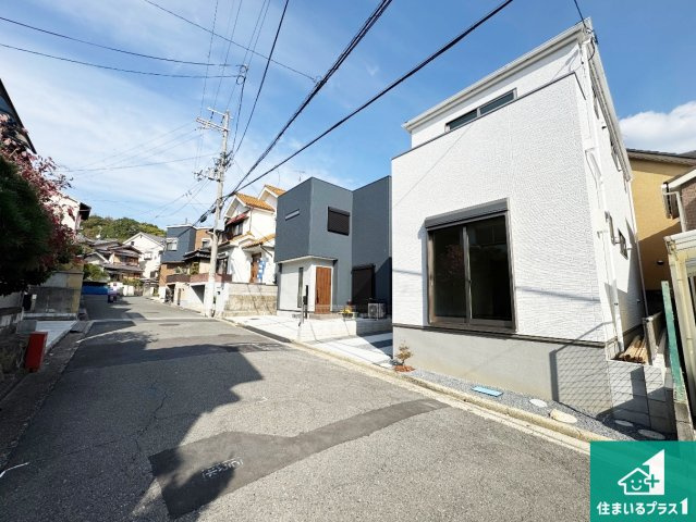 藤井寺市沢田　第1期　新築一戸建ての前面道路含む現地写真|周辺は閑静な住宅街！前面道路広々で車の出し入れも便利です。駐車が苦手な方でも安心して車庫入れできます！