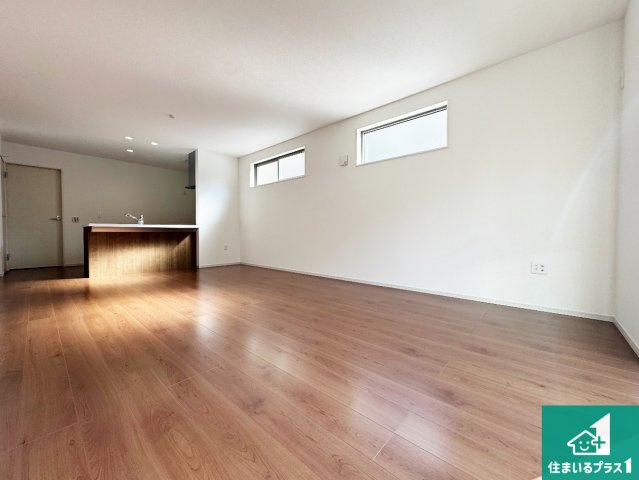 藤井寺市沢田　第1期　新築一戸建ての居間・リビング|日当たり良好の明るいリビングで朝の目覚めもスッキリできそう！対面キッチンでご家族のコミュニケーションも自然と増える設計！小さなお子様が遊ぶスペースを作っても広々とくつろげるLDK！