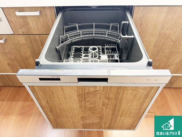 藤井寺市沢田　第1期　新築一戸建ての設備|食事後の一仕事、食器洗いをボタン一つでお任せできちゃいます！場所を取らないビルトイン式なので、お料理スペースもしっかり確保！