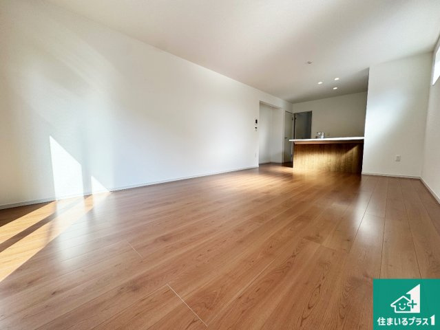 藤井寺市沢田　第1期　新築一戸建ての居間・リビング|日当たり良好の明るいリビングで朝の目覚めもスッキリできそう！対面キッチンでご家族のコミュニケーションも自然と増える設計！小さなお子様が遊ぶスペースを作っても広々とくつろげるLDK！