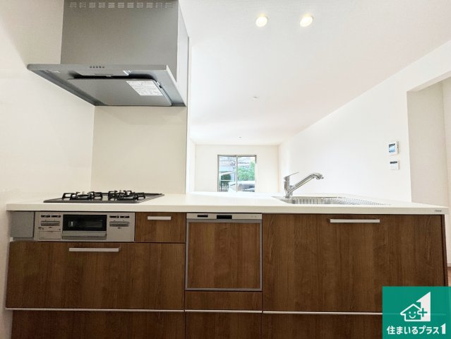 藤井寺市沢田　第1期　新築一戸建てのキッチン|リビングと統一感があり、使い勝手のいいキッチン。広々としているので、二人並んで作業が出来ちゃいます。お子様と一緒に色々なお料理に挑戦できるスペースがあります。