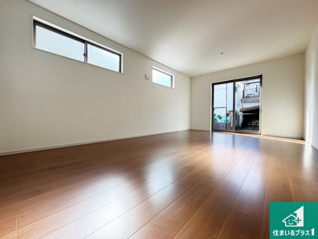 藤井寺市沢田　第1期　新築一戸建ての居間・リビング|明るいリビングで朝の目覚めもスッキリできそう！対面キッチンでご家族のコミュニケーションも自然と増える設計！小さなお子様が遊ぶスペースを作っても広々とくつろげるLDK！