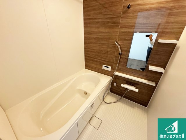 藤井寺市沢田　第1期　新築一戸建ての浴室|足をゆったり伸ばして寛げる浴槽です。窓が設けられていますので差し込む光が明るく穏やかな雰囲気にしてくれます♪浴室乾燥機も設置しているので、雨の日の洗濯物も安心です♪