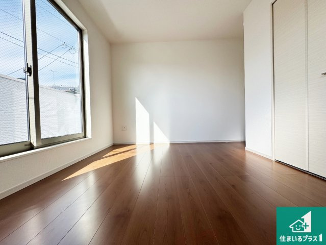 藤井寺市沢田　第1期　新築一戸建ての洋室|シンプルな洋室は、自分好みのインテリアが楽しめます♪ご家族とインテリアや家具を選びに行くのは新築購入時の醍醐味の一つです。ぜひお楽しみください♪