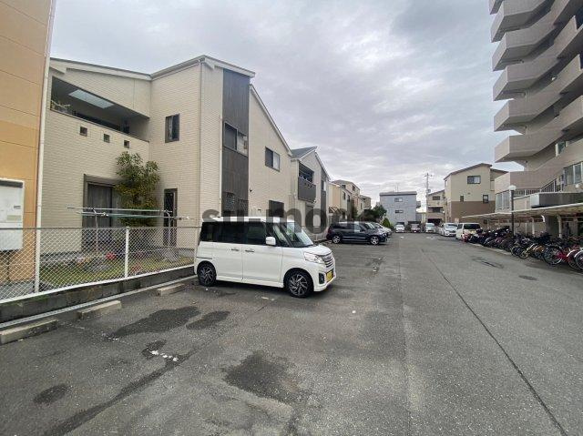 アルバ摂津の駐車場