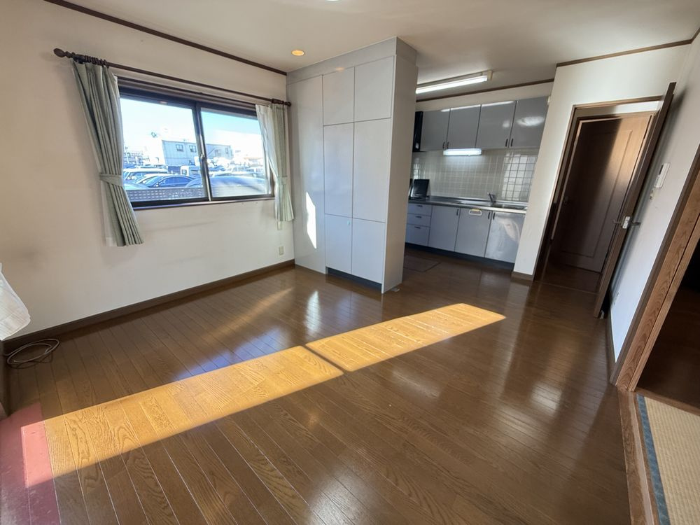 飯塚町中古住宅の居間・リビング|■南西角のLDK