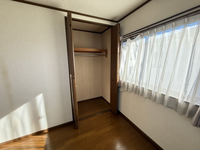 飯塚町中古住宅の収納|■2階南西側6.5帖洋室収納