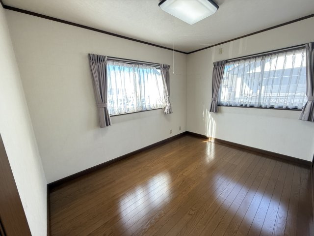 飯塚町中古住宅の洋室|■2階北西側6.0帖洋室