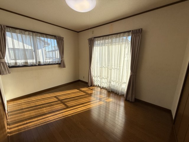 飯塚町中古住宅の洋室|■2階南東側6.0帖洋室