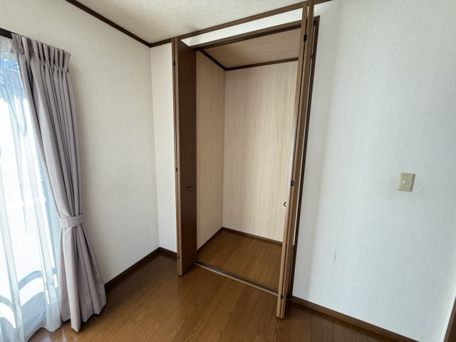 飯塚町中古住宅の収納|■2階南東側6.0帖洋室収納