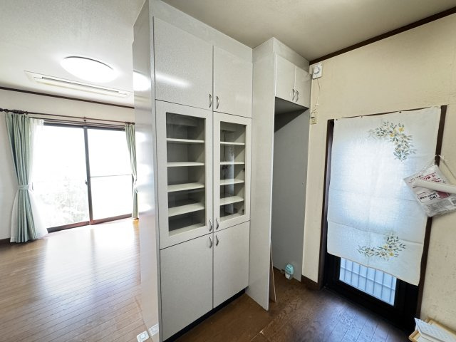 飯塚町中古住宅のキッチン|■キッチン裏には食器棚完備