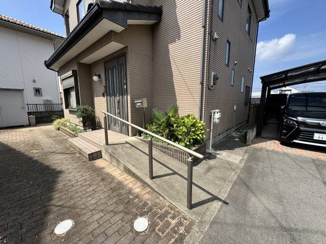 飯塚町中古住宅の玄関|■玄関にはスロープもございます