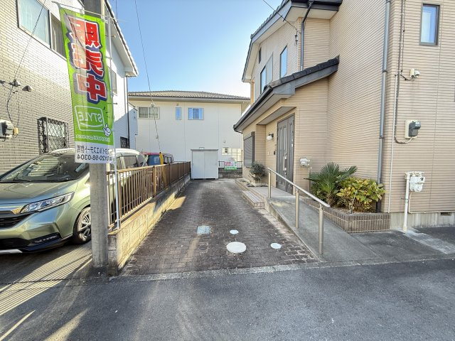 飯塚町中古住宅の駐車場|■縦列駐車になりますが2台駐車可能です