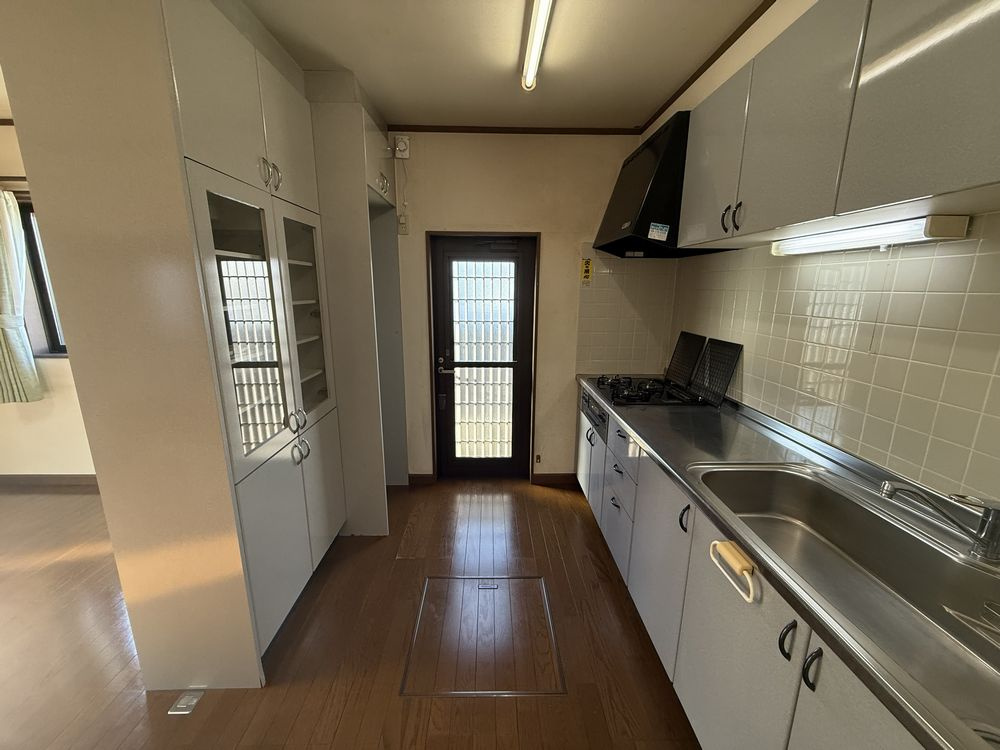 飯塚町中古住宅のキッチン|■勝手口完備のシステムキッチン