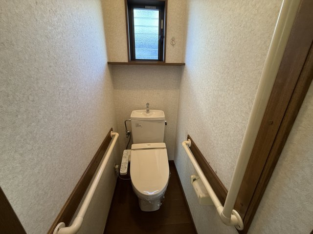 飯塚町中古住宅のトイレ|■手すり完備の1階トイレ