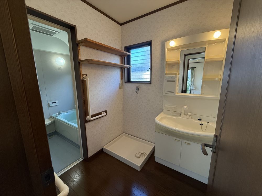 飯塚町中古住宅の独立洗面台|■シャワータイプの洗面化粧台