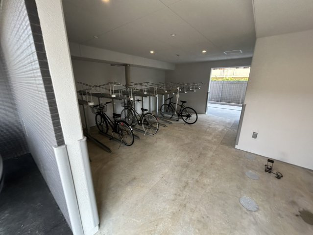 MELDIA　CREST　OSAKA　NORTHの駐車場