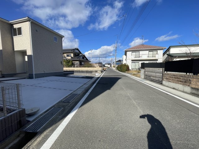 新築戸建・建売　平下平窪第11　Livele Garden　全4棟の前面道路含む現地写真