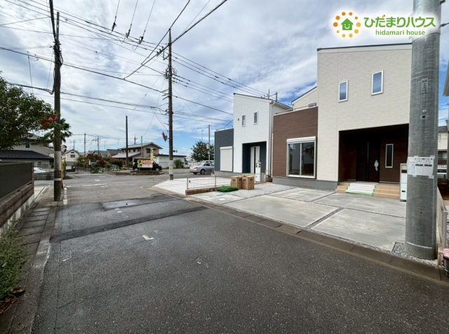 鴻巣市栄町　新築戸建　リーブルガーデン02の前面道路含む現地写真