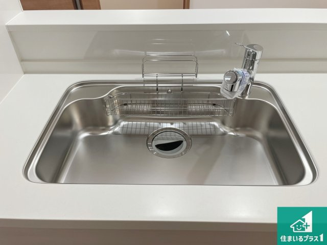 大東市三住町　新築一戸建ての設備|蛇口の先端に浄水器を内蔵しています！原水と浄水、お湯と冷水、シャワーの切替えがワンタッチなので用途によって使い分けられます。