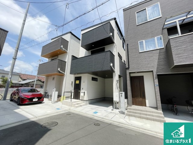 大東市三住町　新築一戸建ての外観|周辺は閑静な住宅街！前面道路広々で車の出し入れも便利です。駐車が苦手な方でも安心して車庫入れできます！