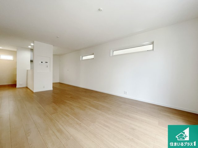 大東市三住町　新築一戸建ての居間・リビング|日当たり良好の明るいリビングで朝の目覚めもスッキリできそう！対面キッチンでご家族のコミュニケーションも自然と増える設計！小さなお子様が遊ぶスペースを作っても広々とくつろげるLDK！