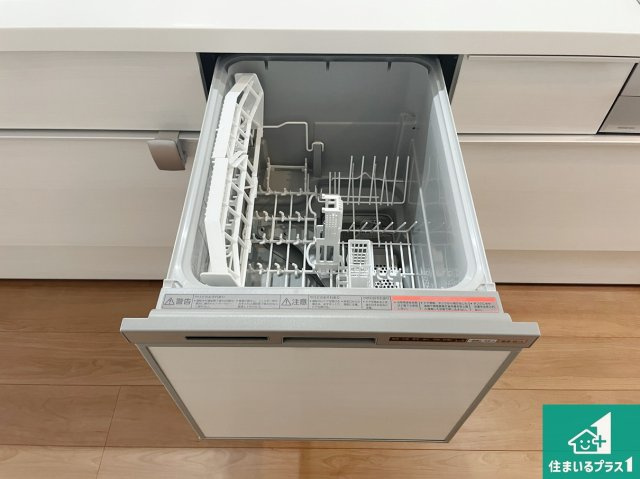 大東市三住町　新築一戸建ての設備|食事後の一仕事、食器洗いをボタン一つでお任せできちゃいます！場所を取らないビルトイン式なので、お料理スペースもしっかり確保！