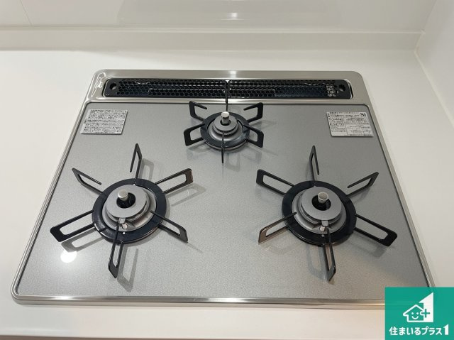大東市三住町　新築一戸建ての設備|ダブル高火力Ｓｉセンサー付きコンロ！３口あるので、まとめて料理をする時も大活躍！