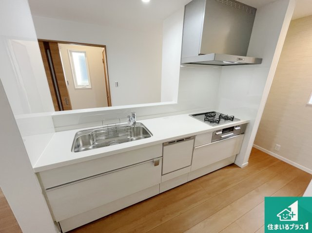 大東市三住町　新築一戸建てのキッチン|リビングと統一感があり、使い勝手のいいキッチン。広々としているので、二人並んで作業が出来ちゃいます。お子様と一緒に色々なお料理に挑戦できるスペースがあります。