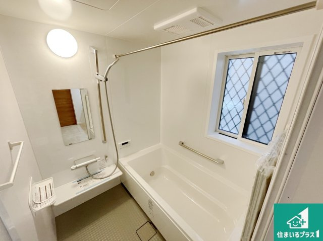 大東市三住町　新築一戸建ての浴室|足をゆったり伸ばして寛げる浴槽です。窓が設けられていますので差し込む光が明るく穏やかな雰囲気にしてくれます♪浴室乾燥機も設置しているので、雨の日の洗濯物も安心です♪