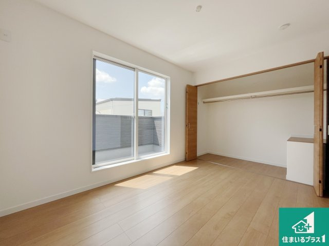 大東市三住町　新築一戸建ての洋室|寝室は心地よい眠りについてもらいたくて、シンプルかつ開放的な空間な設計にしています！大きな窓から差し込む日が心地いいです♪