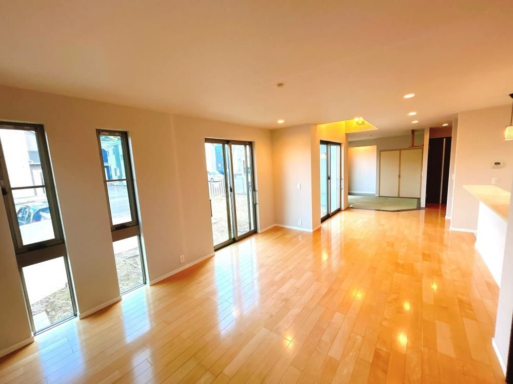 小山市粟宮の居間・リビング|南側に窓が並ぶ開放的なリビング！畳コーナーとも隣接し、のびのびと過ごせる空間です♪