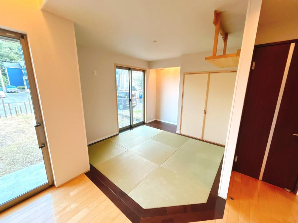 小山市粟宮の居間・リビング|リビング横の4.5帖の畳コーナーは、お子様の遊び場やごろ寝スペースにもぴったり♪