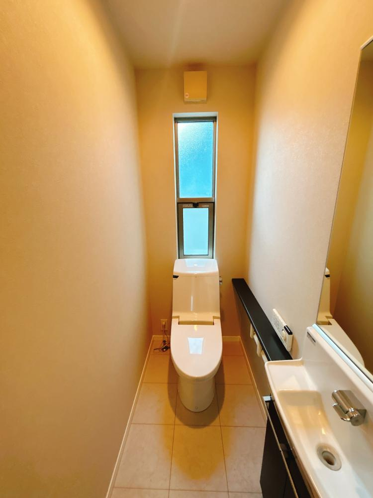 小山市粟宮のトイレ|小窓付きで明るい1階のトイレ！手洗いカウンター付きで来客時も安心です♪