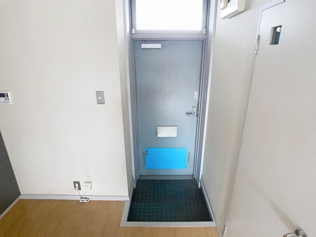 国井ビルの玄関