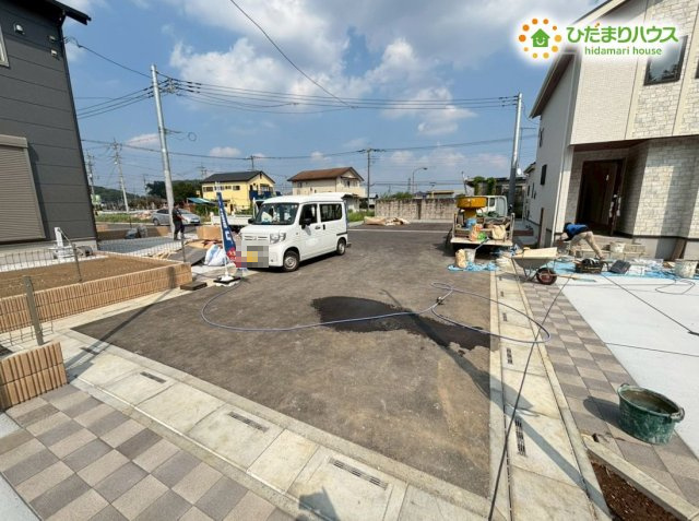 滑川町月輪　新築一戸建て　ブルーミングガーデン　05の前面道路含む現地写真
