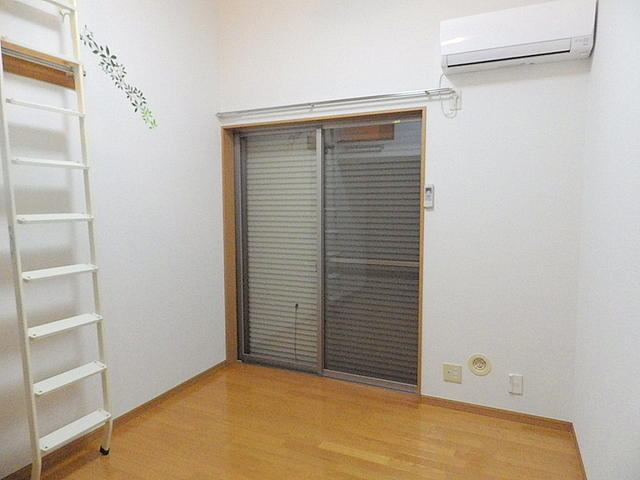 白い壁で明るいお部屋です！