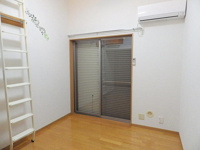 白い壁で明るいお部屋です！