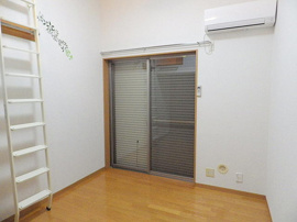 白い壁で明るいお部屋です！
