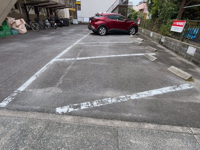 シティハイツSAKAEの駐車場