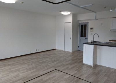 【居間・リビング】 | プリメール柳島 | こちらの居間で趣味の時間をお楽しみください