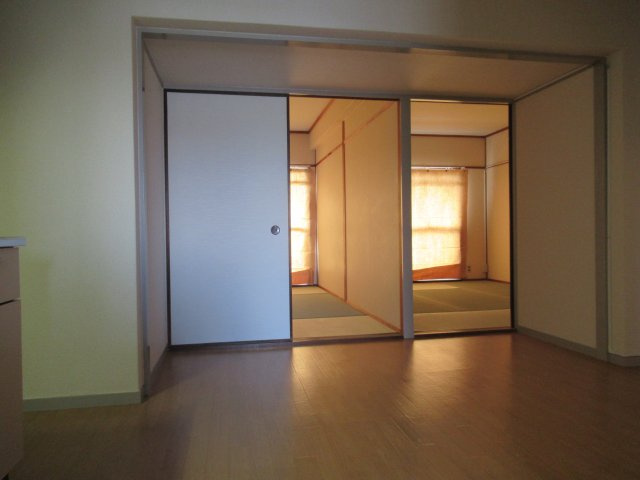 兵庫県公社　播磨城ノ宮３号棟の居間・リビング|ゆったりとしたリビングです